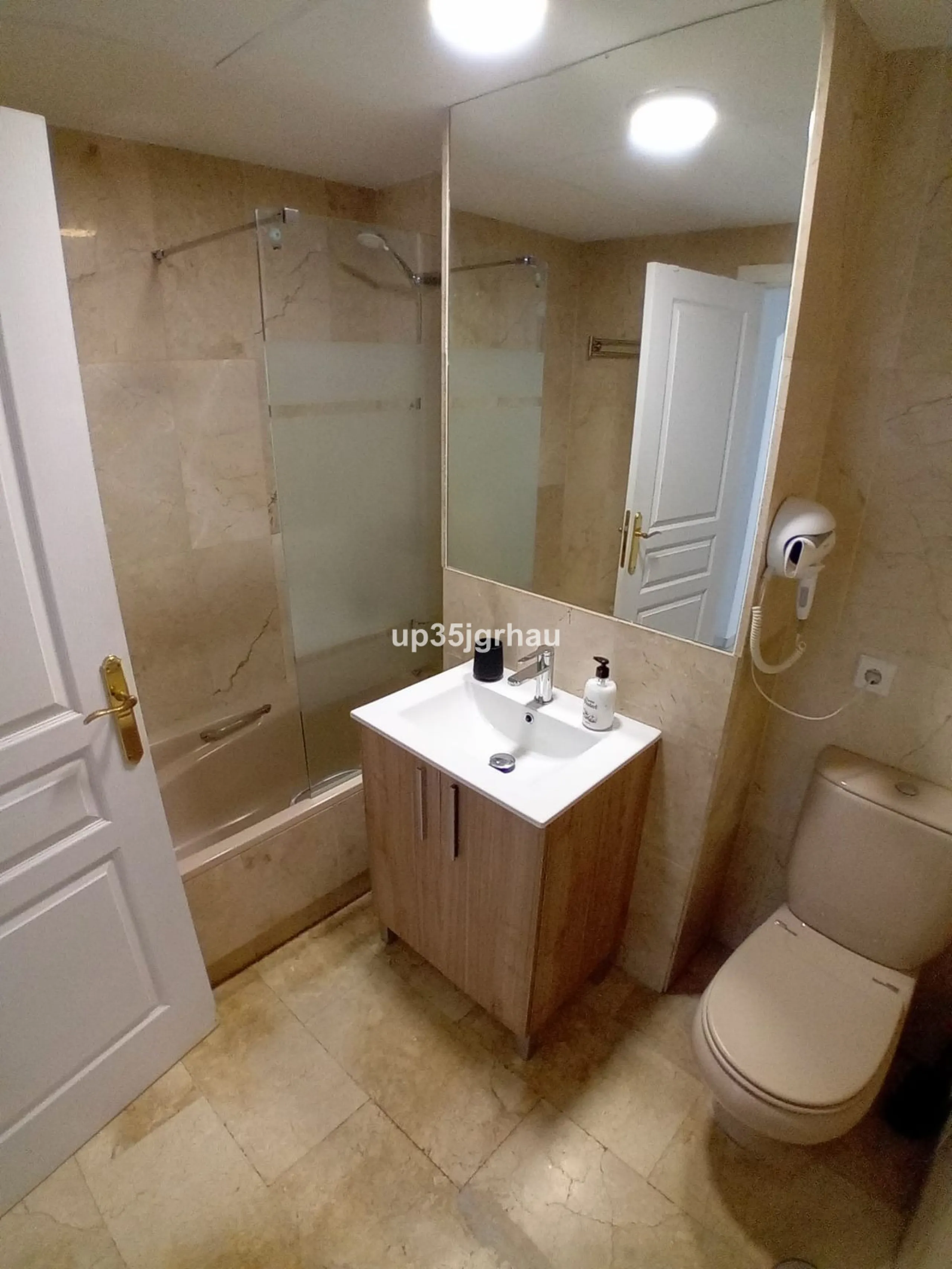 Two-bedroom apartment just 50 meters from the beach in a prime beachfront building in the heart of Estepona, on the new Estepona promenade.