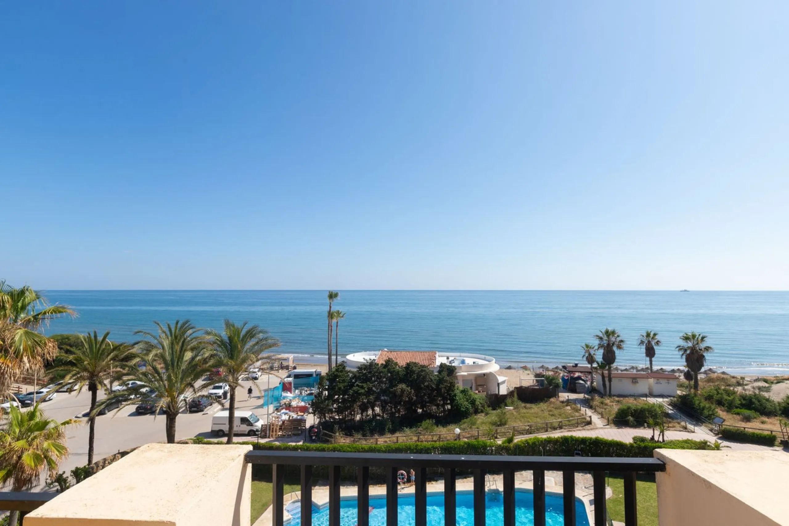 Spectacular beachfront penthouse with panoramic sea views.Two bedrooms, two bathrooms, and a living room, all opening onto a terrace with wonderful, endless sea views. The fully equipped kitchen is integrated into the living room. It has an elevator that 