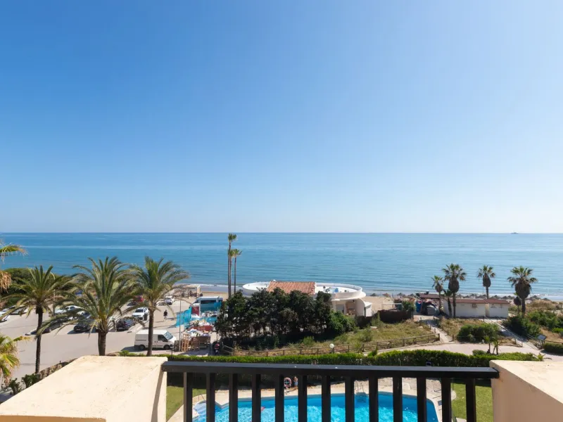 Spectacular beachfront penthouse with panoramic sea views.Two bedrooms, two bathrooms, and a living room, all opening onto a terrace with wonderful, endless sea views. The fully equipped kitchen is integrated into the living room. It has an elevator that 