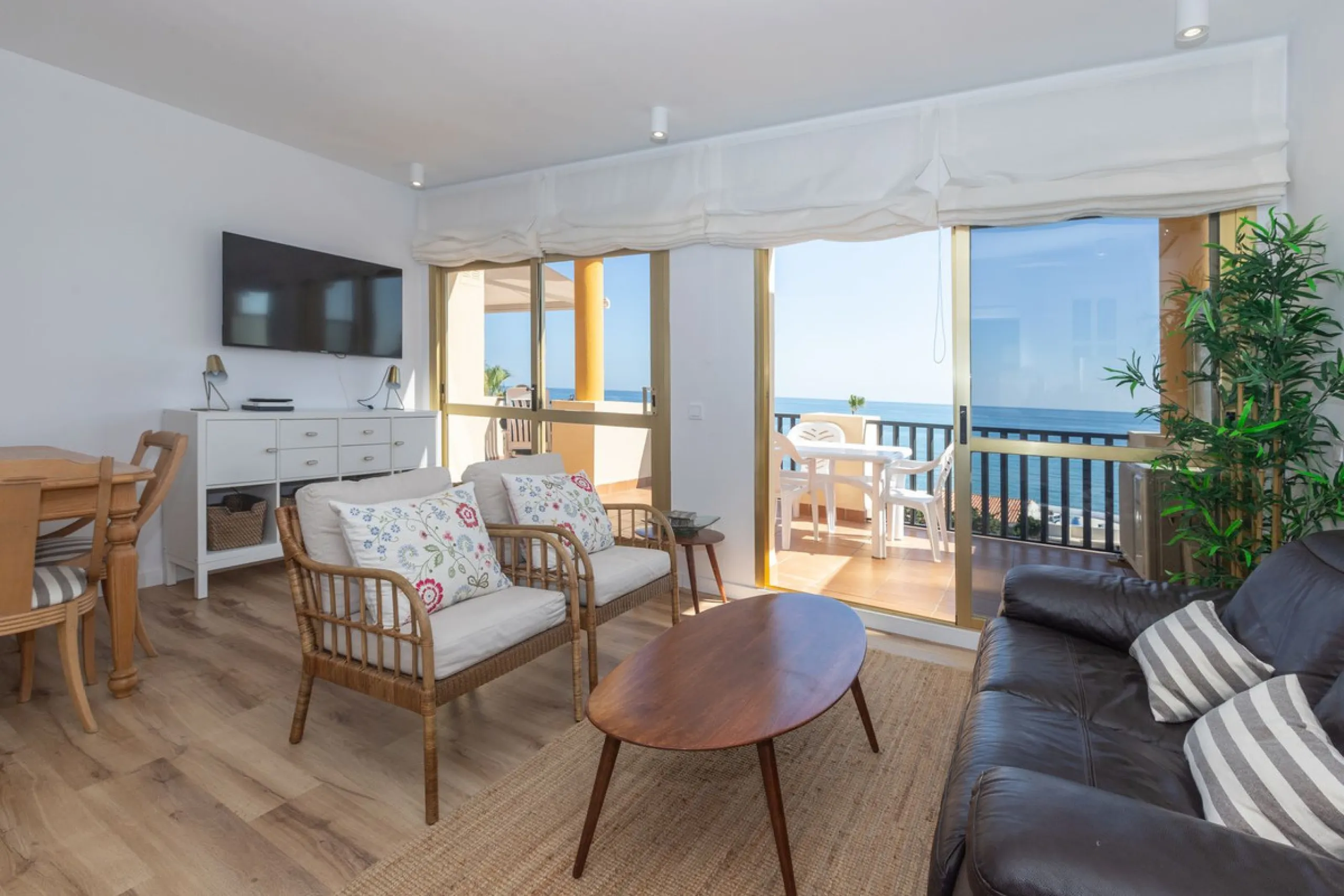 Spectacular beachfront penthouse with panoramic sea views.Two bedrooms, two bathrooms, and a living room, all opening onto a terrace with wonderful, endless sea views. The fully equipped kitchen is integrated into the living room. It has an elevator that 