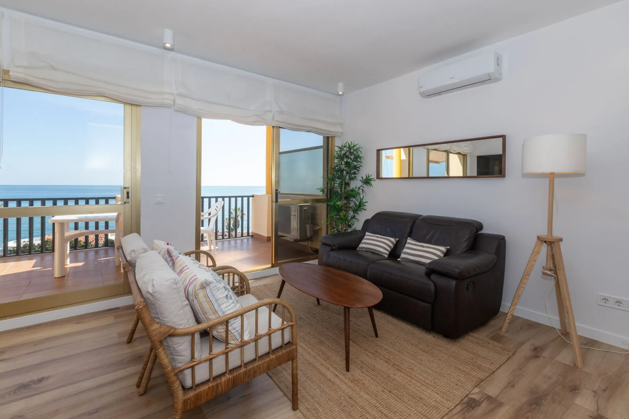 Spectacular beachfront penthouse with panoramic sea views.Two bedrooms, two bathrooms, and a living room, all opening onto a terrace with wonderful, endless sea views. The fully equipped kitchen is integrated into the living room. It has an elevator that 