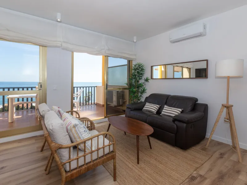Spectacular beachfront penthouse with panoramic sea views.Two bedrooms, two bathrooms, and a living room, all opening onto a terrace with wonderful, endless sea views. The fully equipped kitchen is integrated into the living room. It has an elevator that 