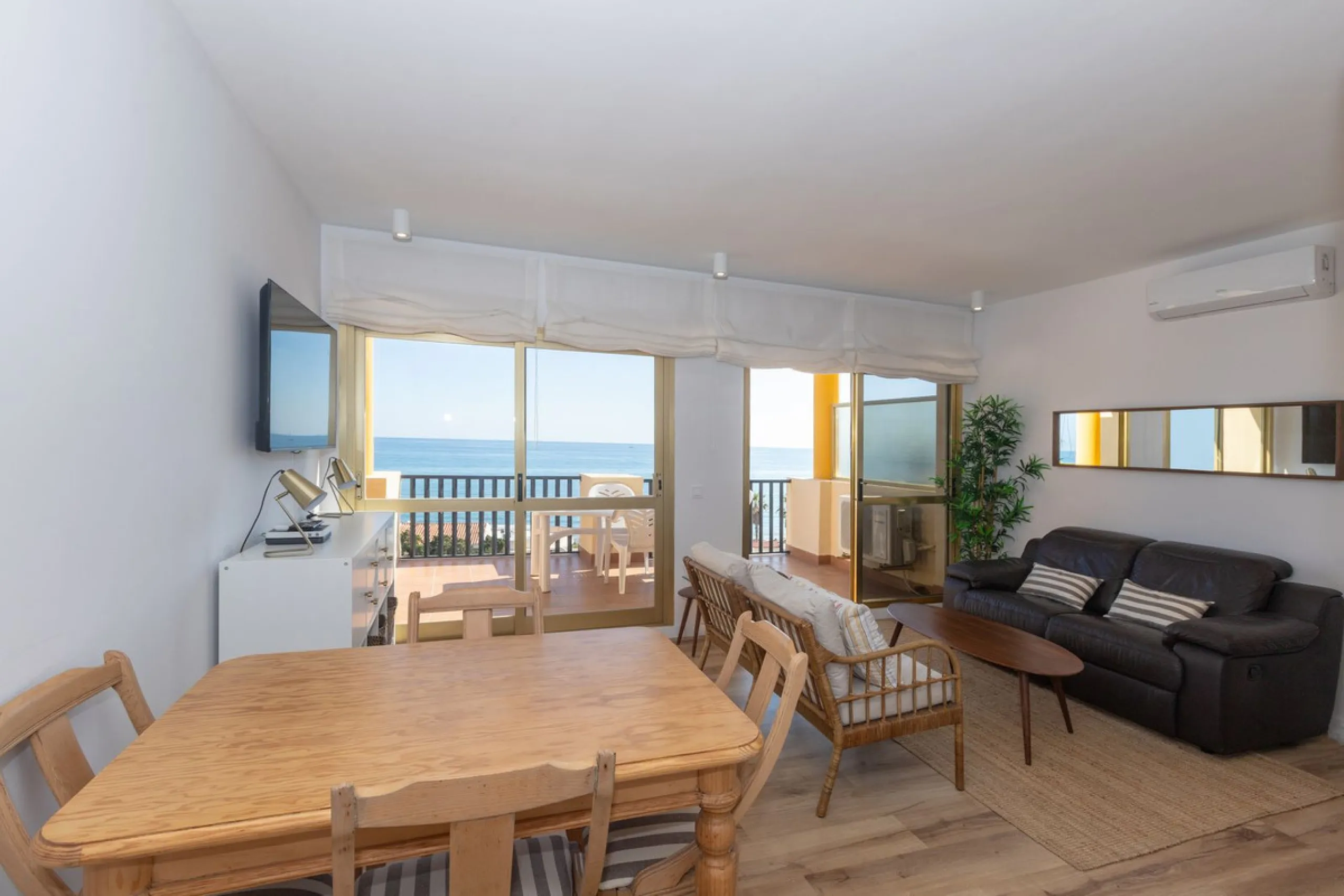 Spectacular beachfront penthouse with panoramic sea views.Two bedrooms, two bathrooms, and a living room, all opening onto a terrace with wonderful, endless sea views. The fully equipped kitchen is integrated into the living room. It has an elevator that 