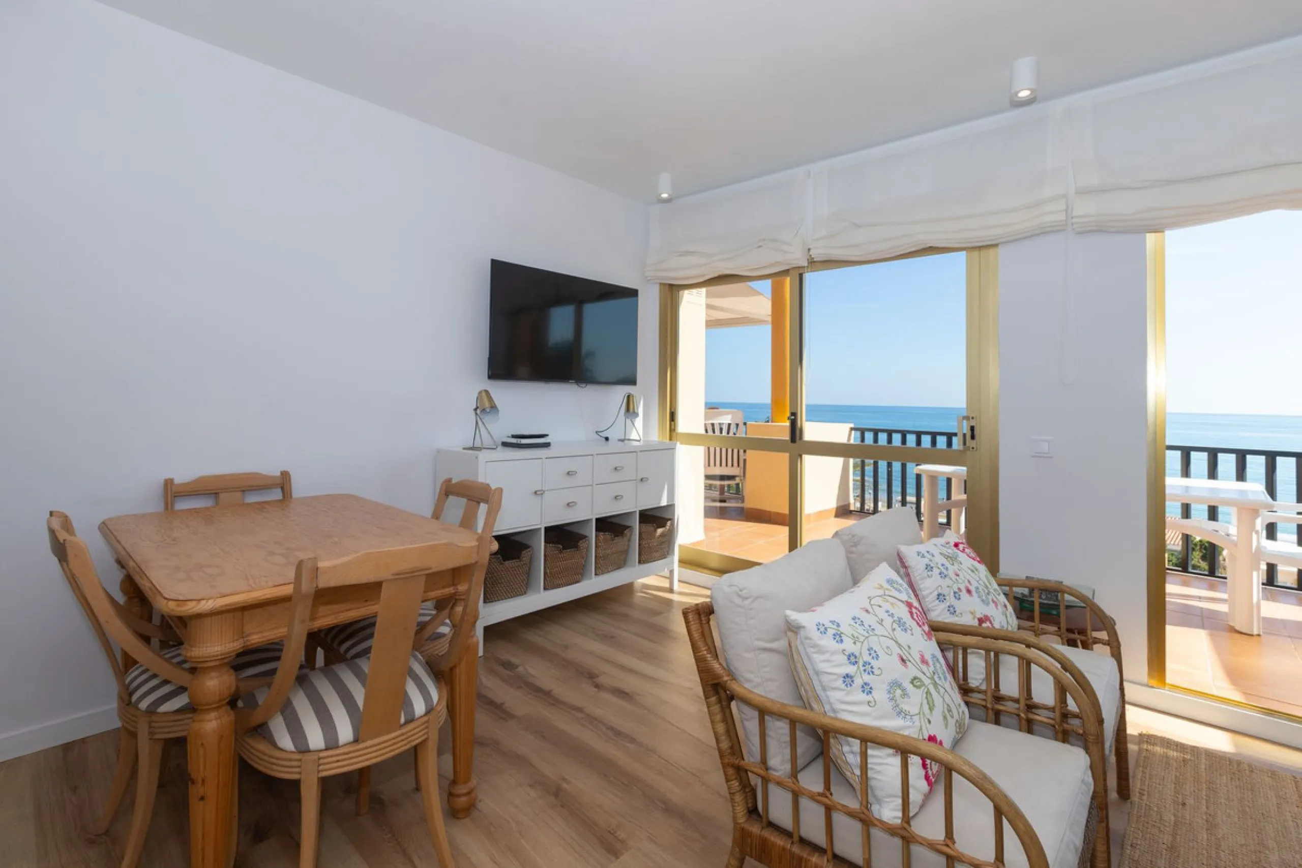 Spectacular beachfront penthouse with panoramic sea views.Two bedrooms, two bathrooms, and a living room, all opening onto a terrace with wonderful, endless sea views. The fully equipped kitchen is integrated into the living room. It has an elevator that 