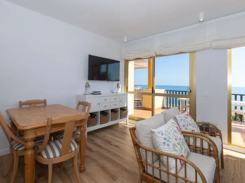 Spectacular beachfront penthouse with panoramic sea views.Two bedrooms, two bathrooms, and a living room, all opening onto a terrace with wonderful, endless sea views. The fully equipped kitchen is integrated into the living room. It has an elevator that 