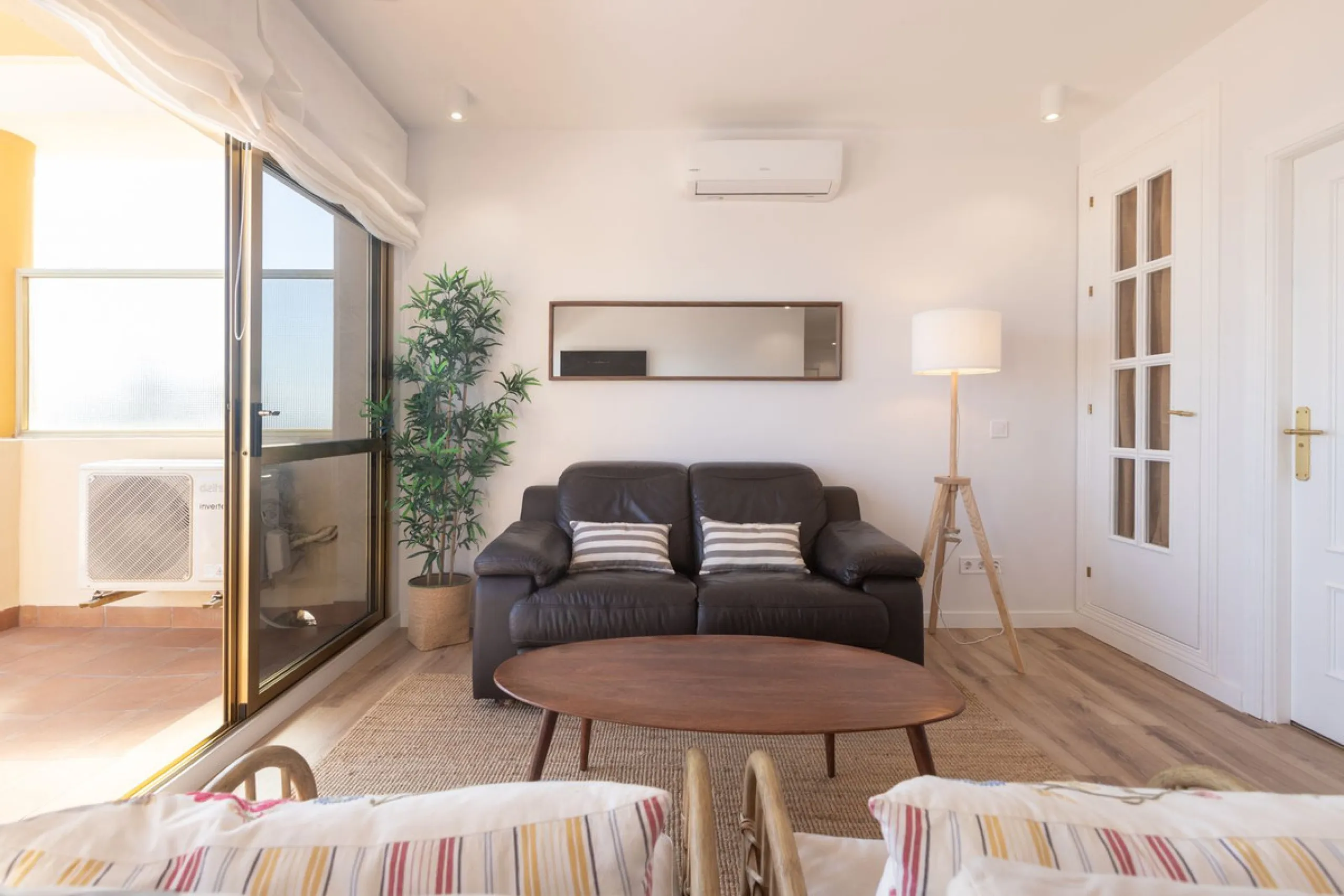 Spectacular beachfront penthouse with panoramic sea views.Two bedrooms, two bathrooms, and a living room, all opening onto a terrace with wonderful, endless sea views. The fully equipped kitchen is integrated into the living room. It has an elevator that 