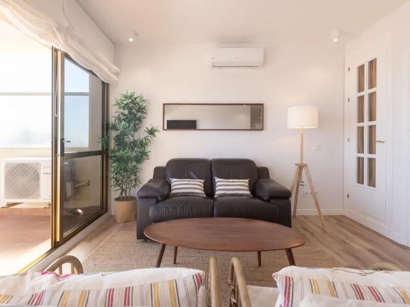 Spectacular beachfront penthouse with panoramic sea views.Two bedrooms, two bathrooms, and a living room, all opening onto a terrace with wonderful, endless sea views. The fully equipped kitchen is integrated into the living room. It has an elevator that 
