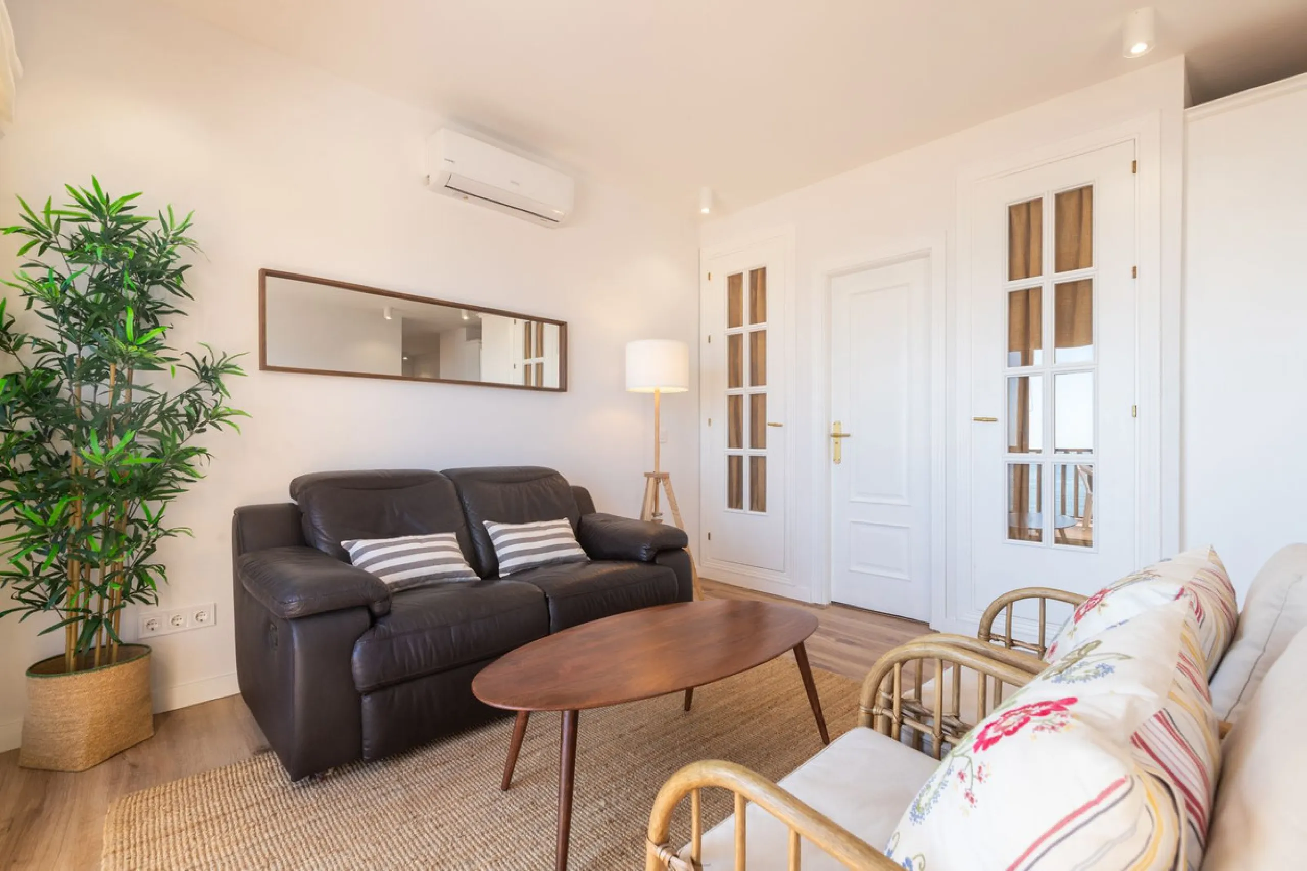 Spectacular beachfront penthouse with panoramic sea views.Two bedrooms, two bathrooms, and a living room, all opening onto a terrace with wonderful, endless sea views. The fully equipped kitchen is integrated into the living room. It has an elevator that 