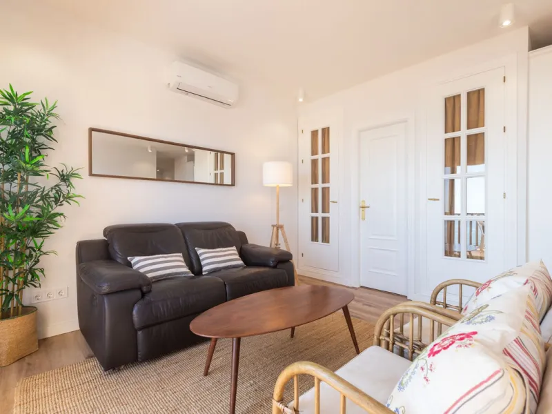 Spectacular beachfront penthouse with panoramic sea views.Two bedrooms, two bathrooms, and a living room, all opening onto a terrace with wonderful, endless sea views. The fully equipped kitchen is integrated into the living room. It has an elevator that 