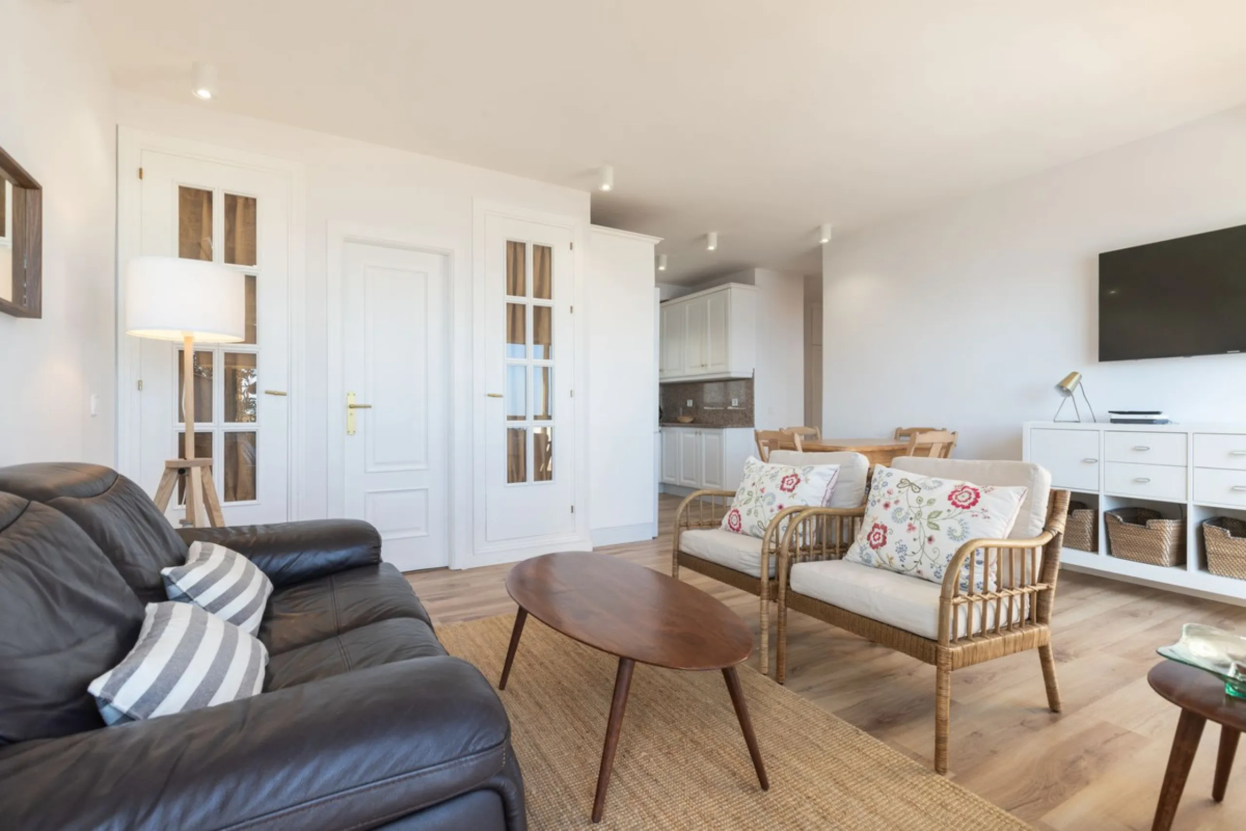 Spectacular beachfront penthouse with panoramic sea views.Two bedrooms, two bathrooms, and a living room, all opening onto a terrace with wonderful, endless sea views. The fully equipped kitchen is integrated into the living room. It has an elevator that 