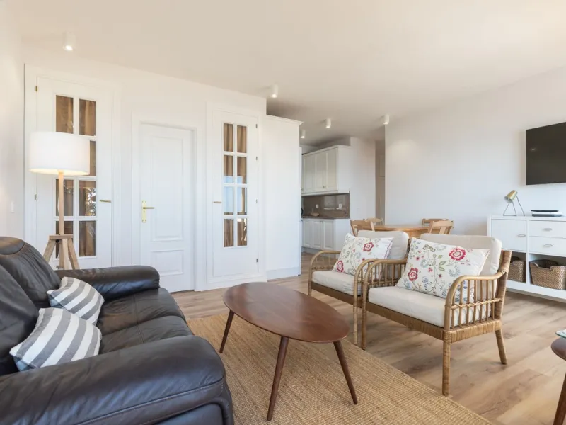 Spectacular beachfront penthouse with panoramic sea views.Two bedrooms, two bathrooms, and a living room, all opening onto a terrace with wonderful, endless sea views. The fully equipped kitchen is integrated into the living room. It has an elevator that 