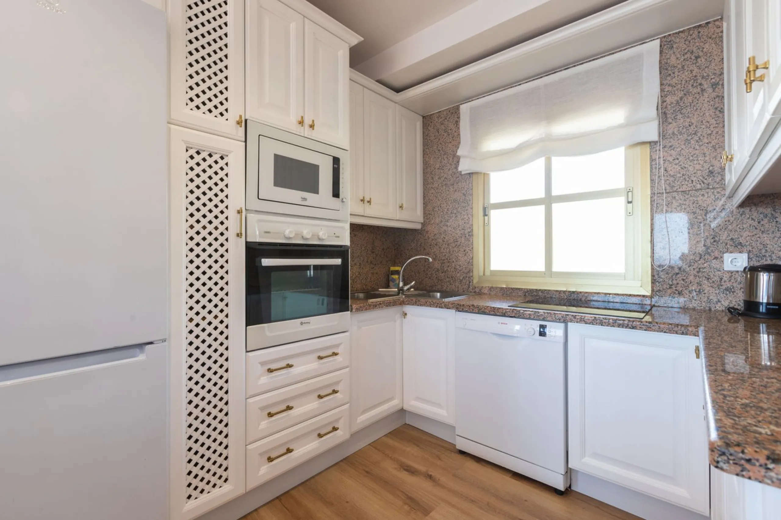 Spectacular beachfront penthouse with panoramic sea views.Two bedrooms, two bathrooms, and a living room, all opening onto a terrace with wonderful, endless sea views. The fully equipped kitchen is integrated into the living room. It has an elevator that 