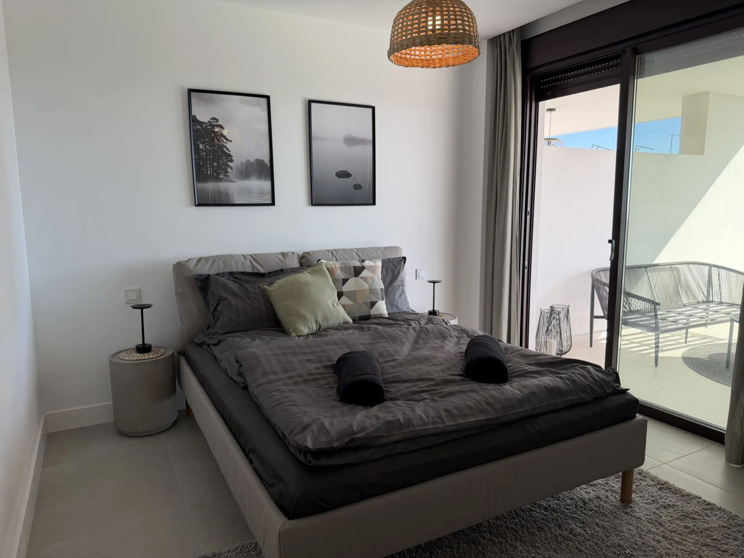Genießen Sie das Küstenleben in dieser neu gebauten Erdgeschosswohnung mit 120 Quadratmetern im begehrten El Higuerón. Die Wohnung verfügt über zwei großzügige Schlafzimmer und zwei moderne Badezimmer, alles in Top-Qualität ausgeführt und mit ansprechendem Design
