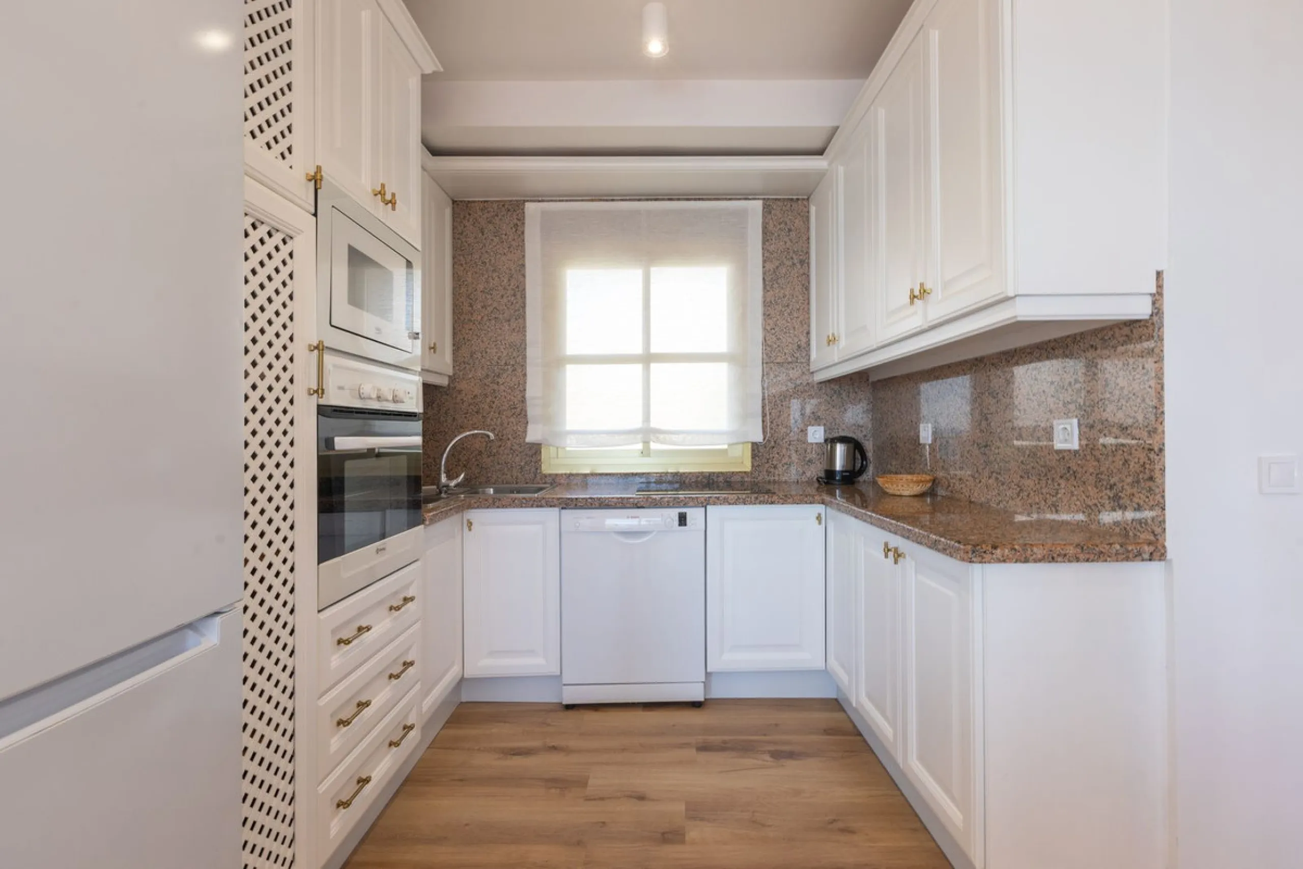 Spectacular beachfront penthouse with panoramic sea views.Two bedrooms, two bathrooms, and a living room, all opening onto a terrace with wonderful, endless sea views. The fully equipped kitchen is integrated into the living room. It has an elevator that 