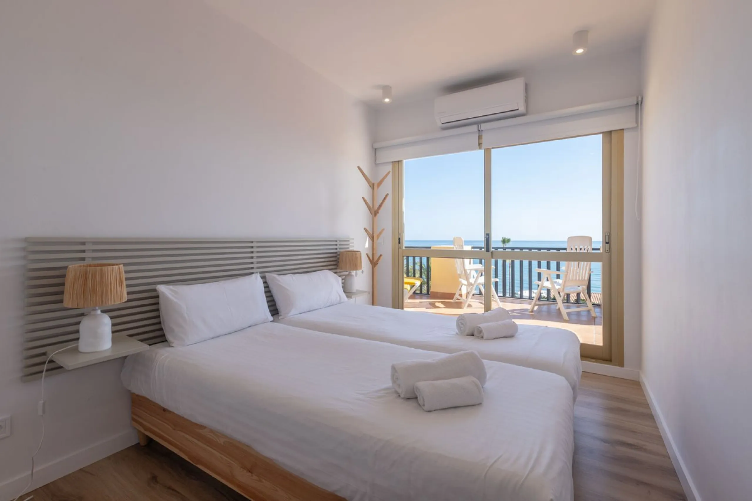 Spectacular beachfront penthouse with panoramic sea views.Two bedrooms, two bathrooms, and a living room, all opening onto a terrace with wonderful, endless sea views. The fully equipped kitchen is integrated into the living room. It has an elevator that 