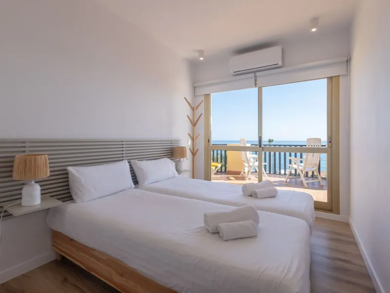 Spectacular beachfront penthouse with panoramic sea views.Two bedrooms, two bathrooms, and a living room, all opening onto a terrace with wonderful, endless sea views. The fully equipped kitchen is integrated into the living room. It has an elevator that 