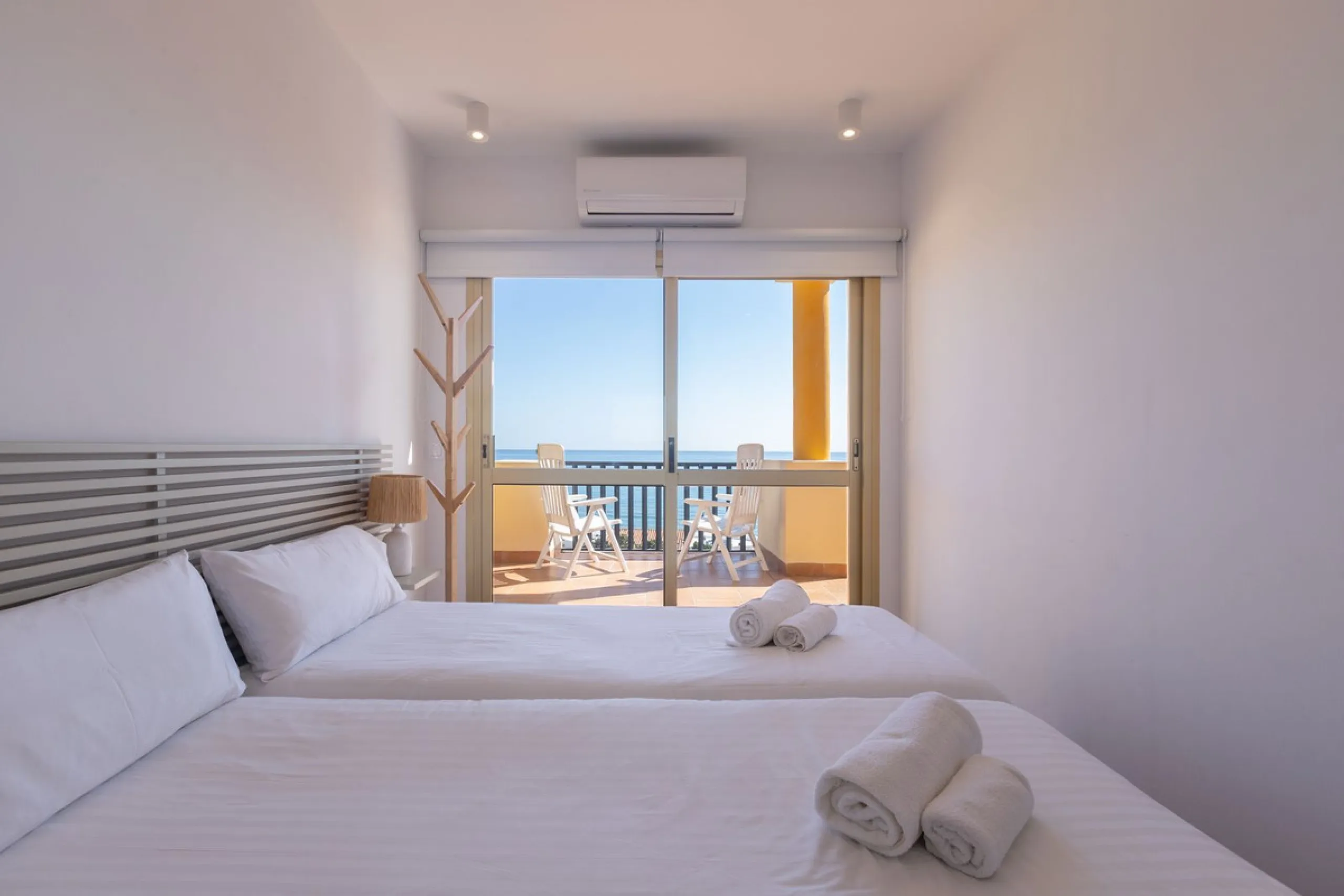 Spectacular beachfront penthouse with panoramic sea views.Two bedrooms, two bathrooms, and a living room, all opening onto a terrace with wonderful, endless sea views. The fully equipped kitchen is integrated into the living room. It has an elevator that 