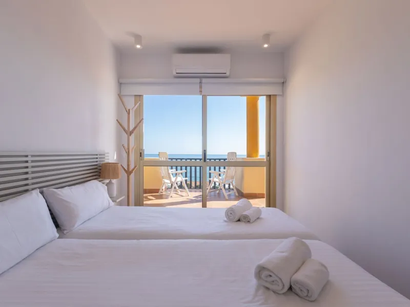 Spectacular beachfront penthouse with panoramic sea views.Two bedrooms, two bathrooms, and a living room, all opening onto a terrace with wonderful, endless sea views. The fully equipped kitchen is integrated into the living room. It has an elevator that 