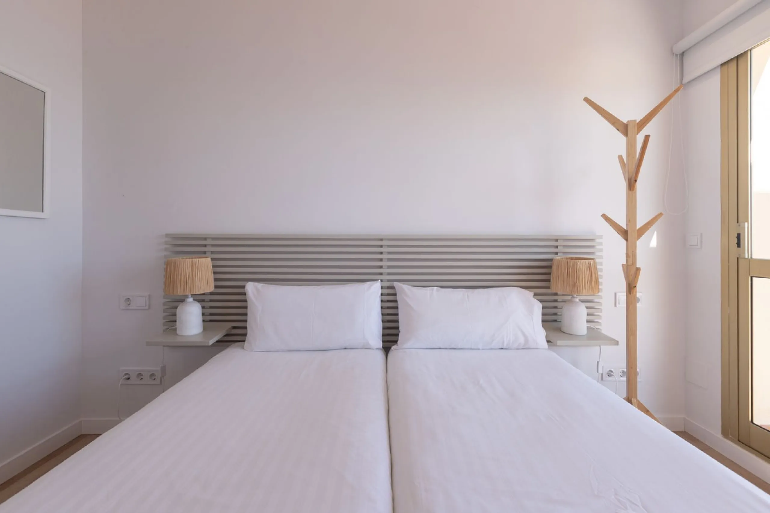 Spectacular beachfront penthouse with panoramic sea views.Two bedrooms, two bathrooms, and a living room, all opening onto a terrace with wonderful, endless sea views. The fully equipped kitchen is integrated into the living room. It has an elevator that 