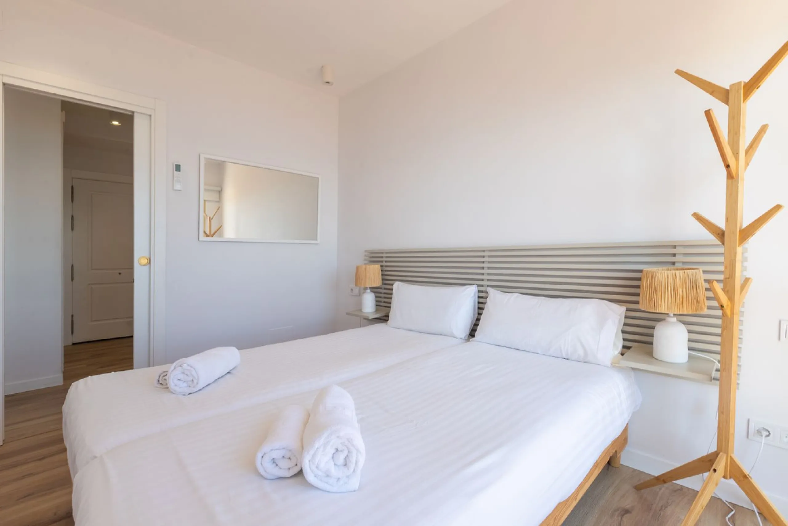 Spectacular beachfront penthouse with panoramic sea views.Two bedrooms, two bathrooms, and a living room, all opening onto a terrace with wonderful, endless sea views. The fully equipped kitchen is integrated into the living room. It has an elevator that 