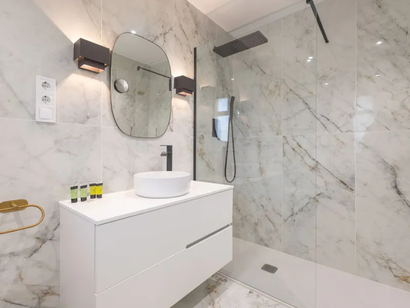 Spectacular beachfront penthouse with panoramic sea views.Two bedrooms, two bathrooms, and a living room, all opening onto a terrace with wonderful, endless sea views. The fully equipped kitchen is integrated into the living room. It has an elevator that 