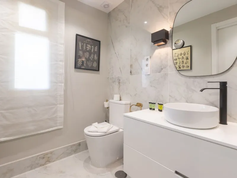 Spectacular beachfront penthouse with panoramic sea views.Two bedrooms, two bathrooms, and a living room, all opening onto a terrace with wonderful, endless sea views. The fully equipped kitchen is integrated into the living room. It has an elevator that 
