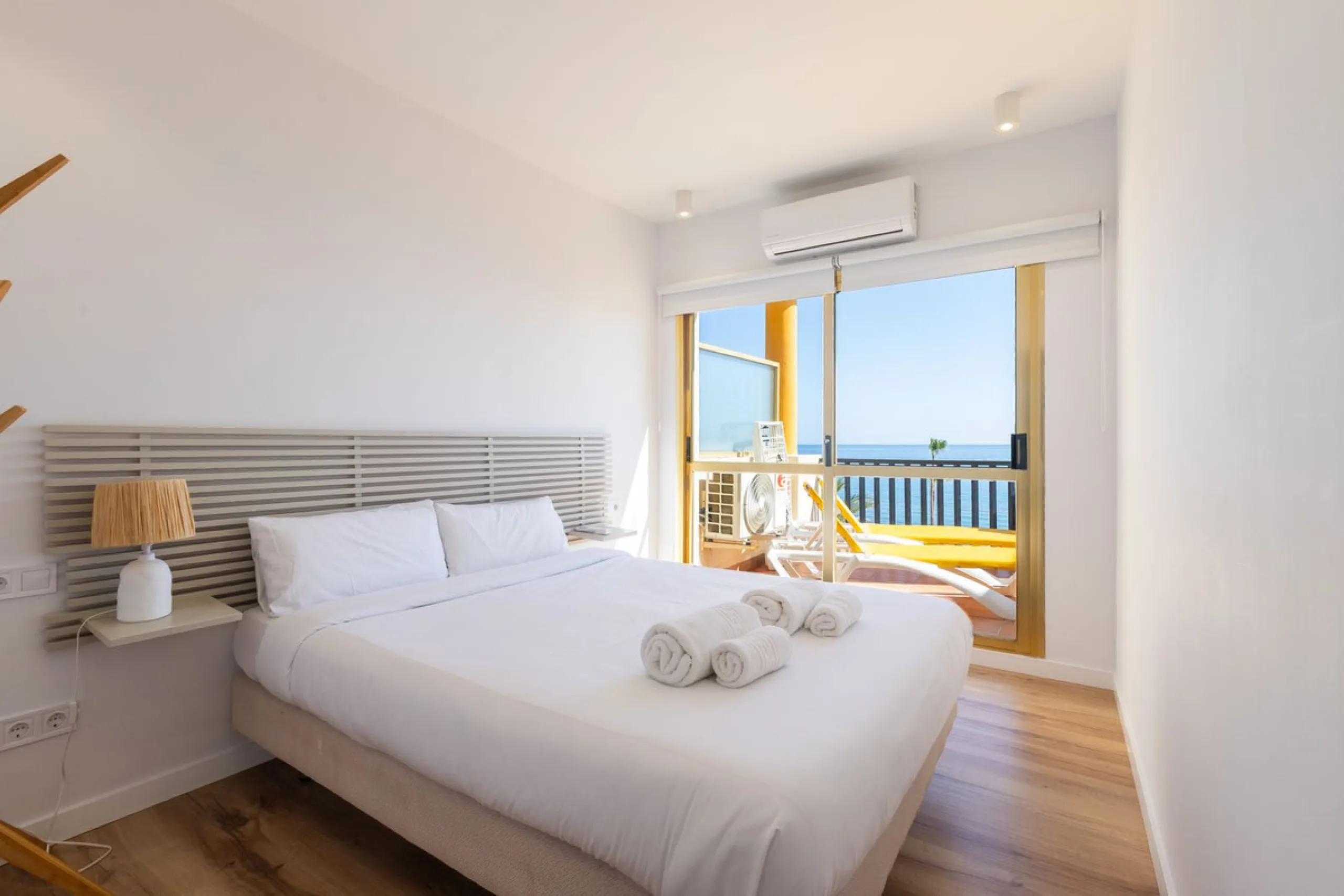 Spectacular beachfront penthouse with panoramic sea views.Two bedrooms, two bathrooms, and a living room, all opening onto a terrace with wonderful, endless sea views. The fully equipped kitchen is integrated into the living room. It has an elevator that 