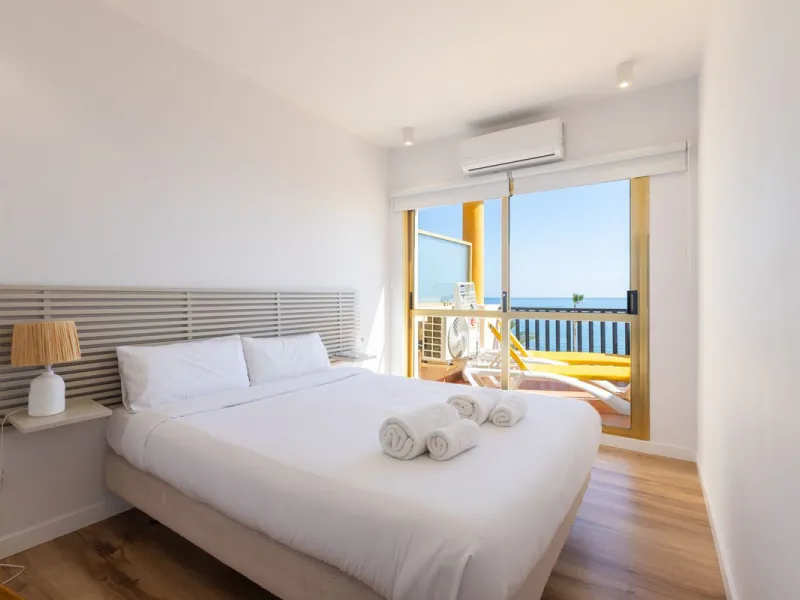 Spectacular beachfront penthouse with panoramic sea views.Two bedrooms, two bathrooms, and a living room, all opening onto a terrace with wonderful, endless sea views. The fully equipped kitchen is integrated into the living room. It has an elevator that 