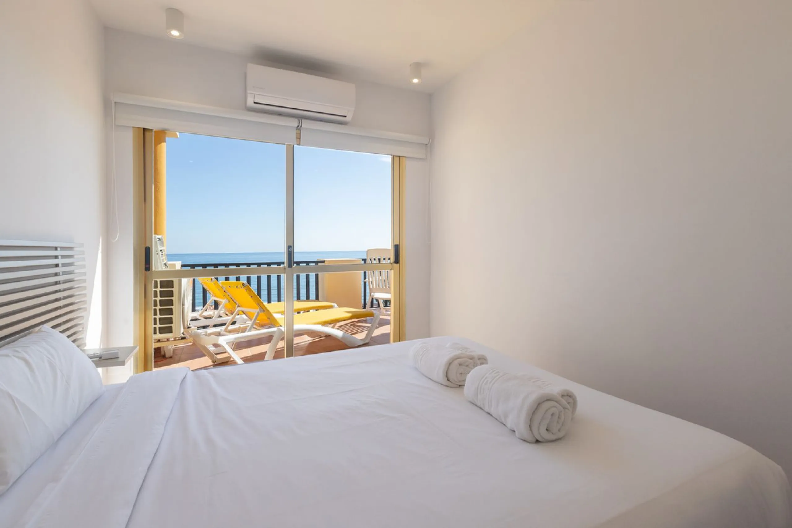 Spectacular beachfront penthouse with panoramic sea views.Two bedrooms, two bathrooms, and a living room, all opening onto a terrace with wonderful, endless sea views. The fully equipped kitchen is integrated into the living room. It has an elevator that 
