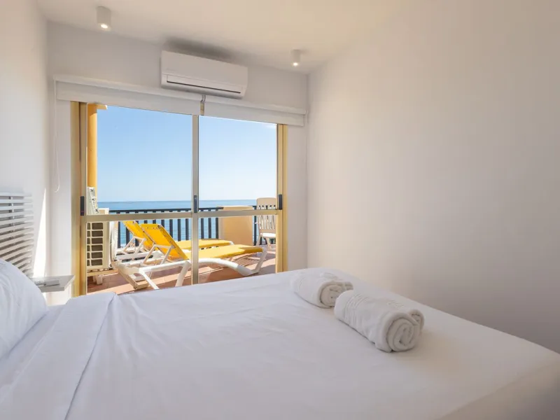 Spectacular beachfront penthouse with panoramic sea views.Two bedrooms, two bathrooms, and a living room, all opening onto a terrace with wonderful, endless sea views. The fully equipped kitchen is integrated into the living room. It has an elevator that 