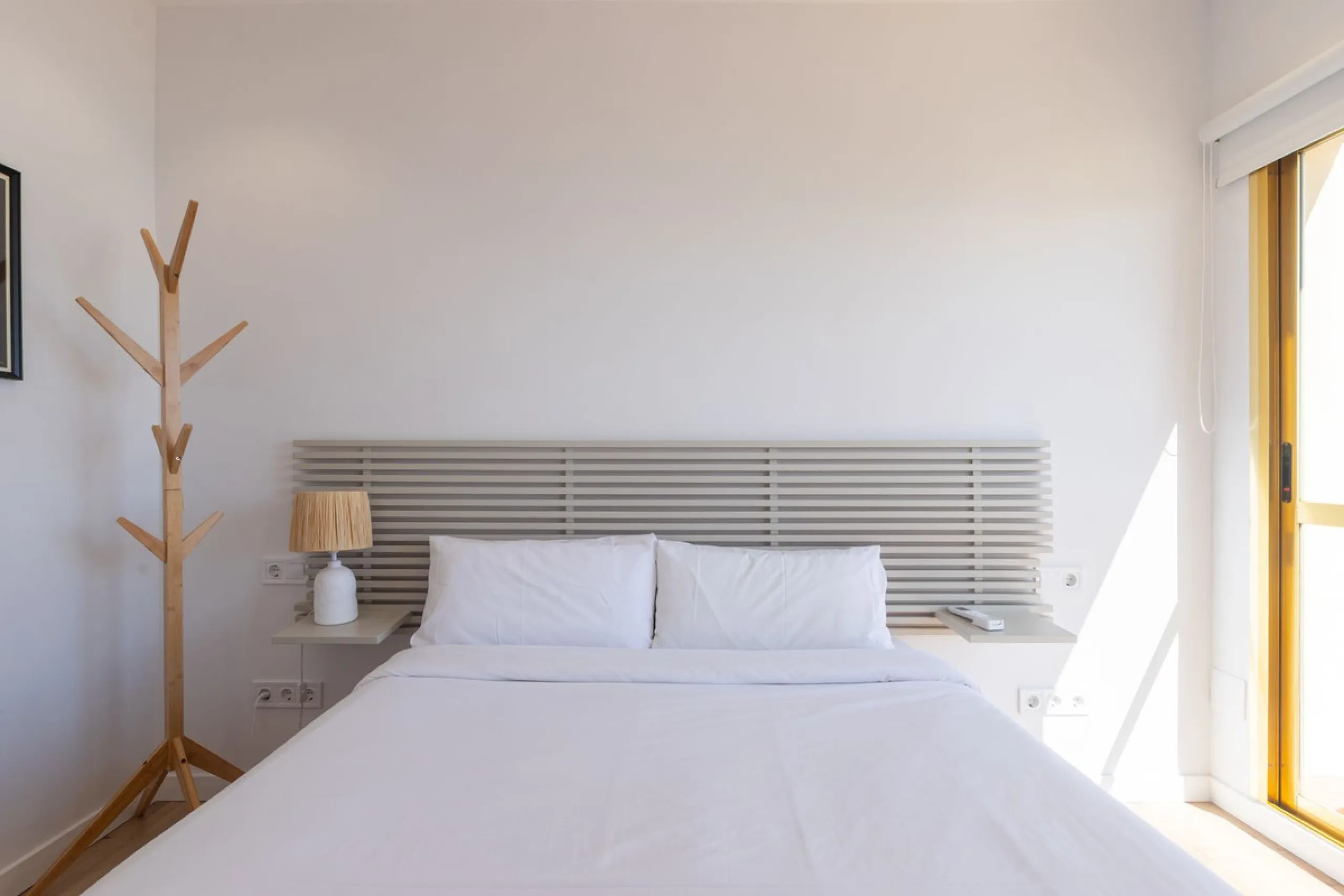 Spectacular beachfront penthouse with panoramic sea views.Two bedrooms, two bathrooms, and a living room, all opening onto a terrace with wonderful, endless sea views. The fully equipped kitchen is integrated into the living room. It has an elevator that 