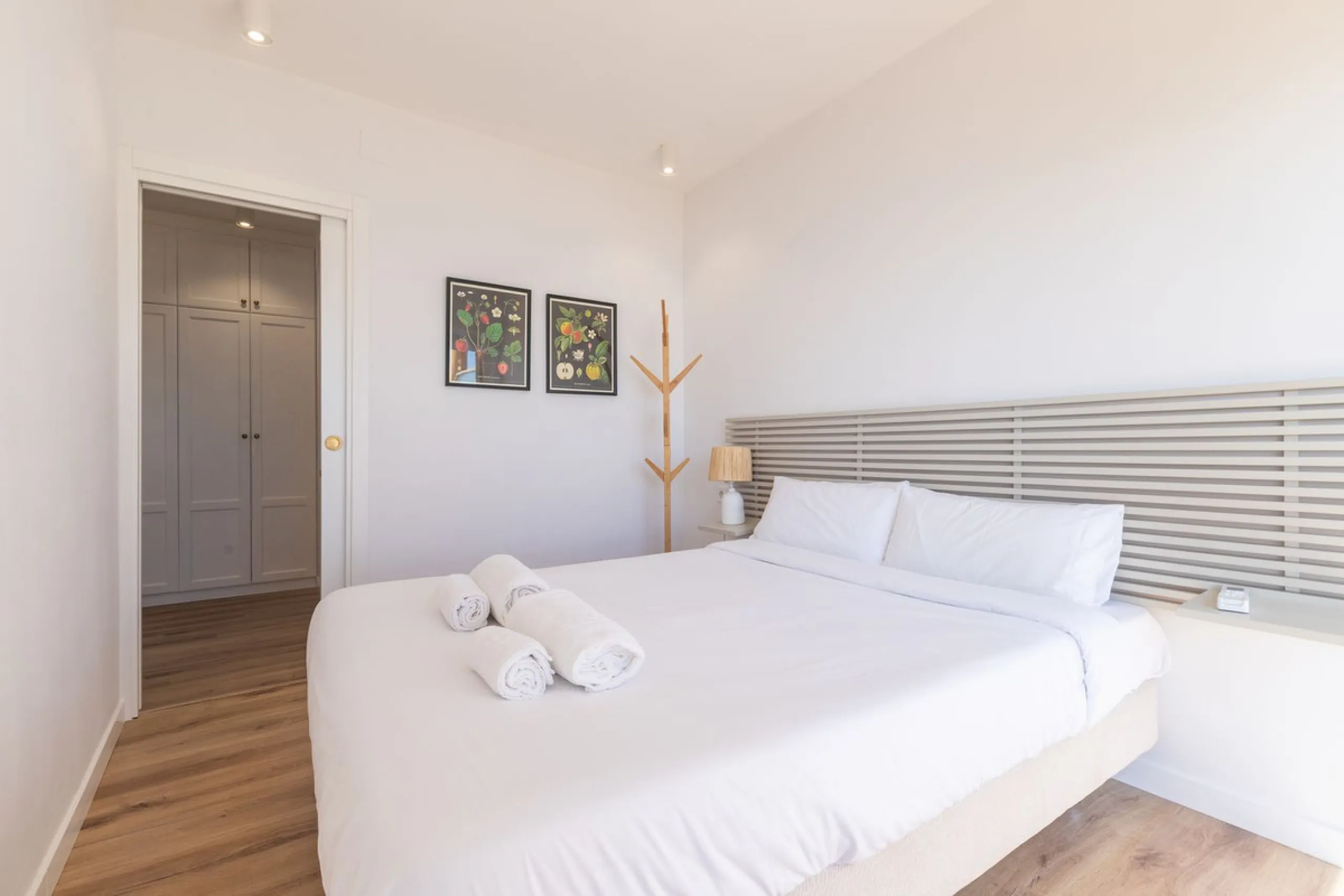 Spectacular beachfront penthouse with panoramic sea views.Two bedrooms, two bathrooms, and a living room, all opening onto a terrace with wonderful, endless sea views. The fully equipped kitchen is integrated into the living room. It has an elevator that 