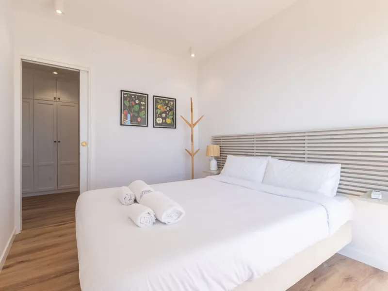 Spectacular beachfront penthouse with panoramic sea views.Two bedrooms, two bathrooms, and a living room, all opening onto a terrace with wonderful, endless sea views. The fully equipped kitchen is integrated into the living room. It has an elevator that 