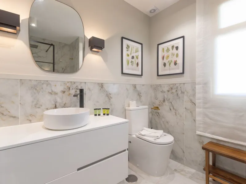 Spectacular beachfront penthouse with panoramic sea views.Two bedrooms, two bathrooms, and a living room, all opening onto a terrace with wonderful, endless sea views. The fully equipped kitchen is integrated into the living room. It has an elevator that 