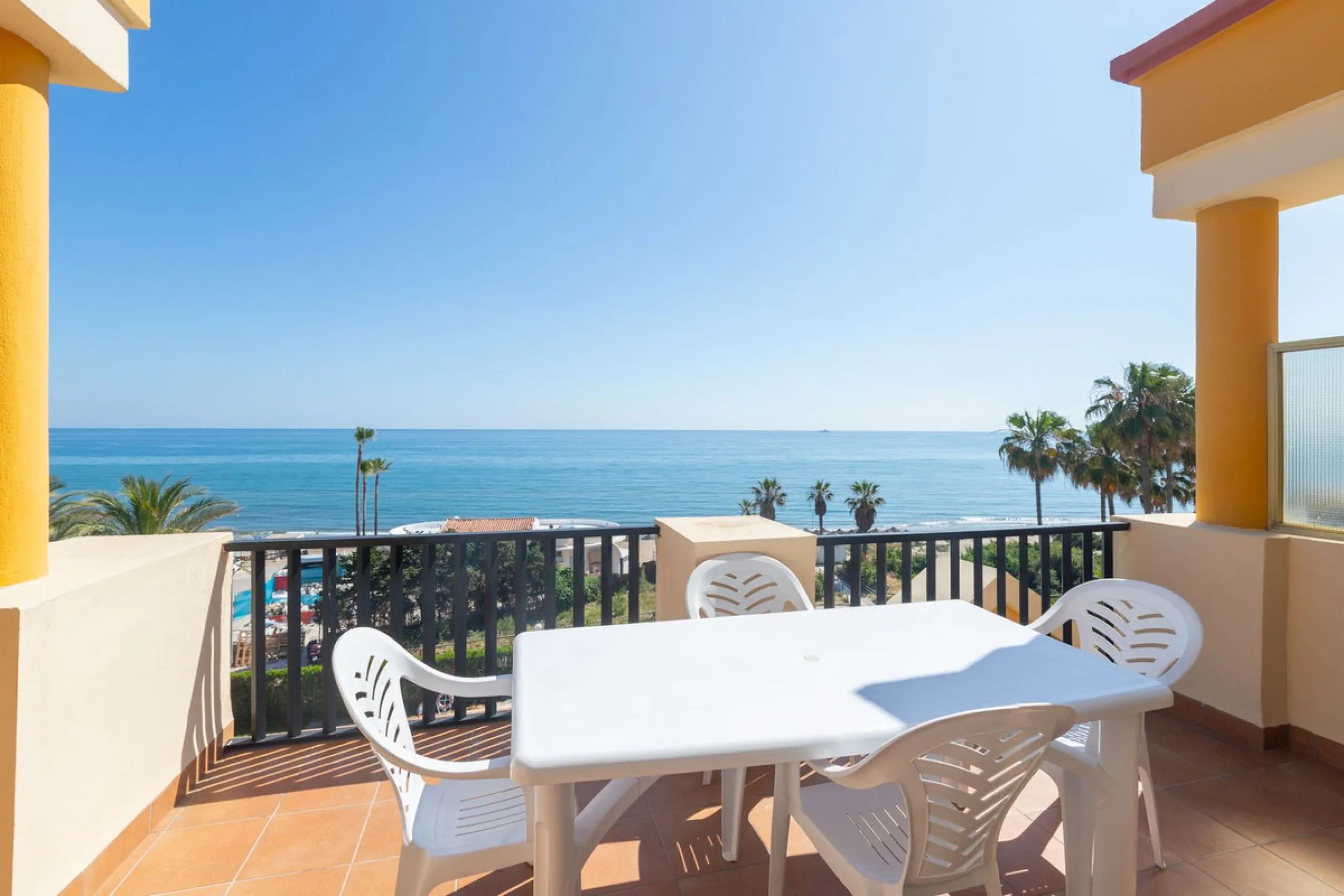 Spectacular beachfront penthouse with panoramic sea views.Two bedrooms, two bathrooms, and a living room, all opening onto a terrace with wonderful, endless sea views. The fully equipped kitchen is integrated into the living room. It has an elevator that 