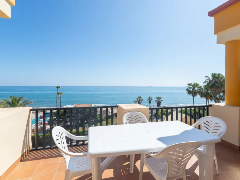 Spectacular beachfront penthouse with panoramic sea views.Two bedrooms, two bathrooms, and a living room, all opening onto a terrace with wonderful, endless sea views. The fully equipped kitchen is integrated into the living room. It has an elevator that 