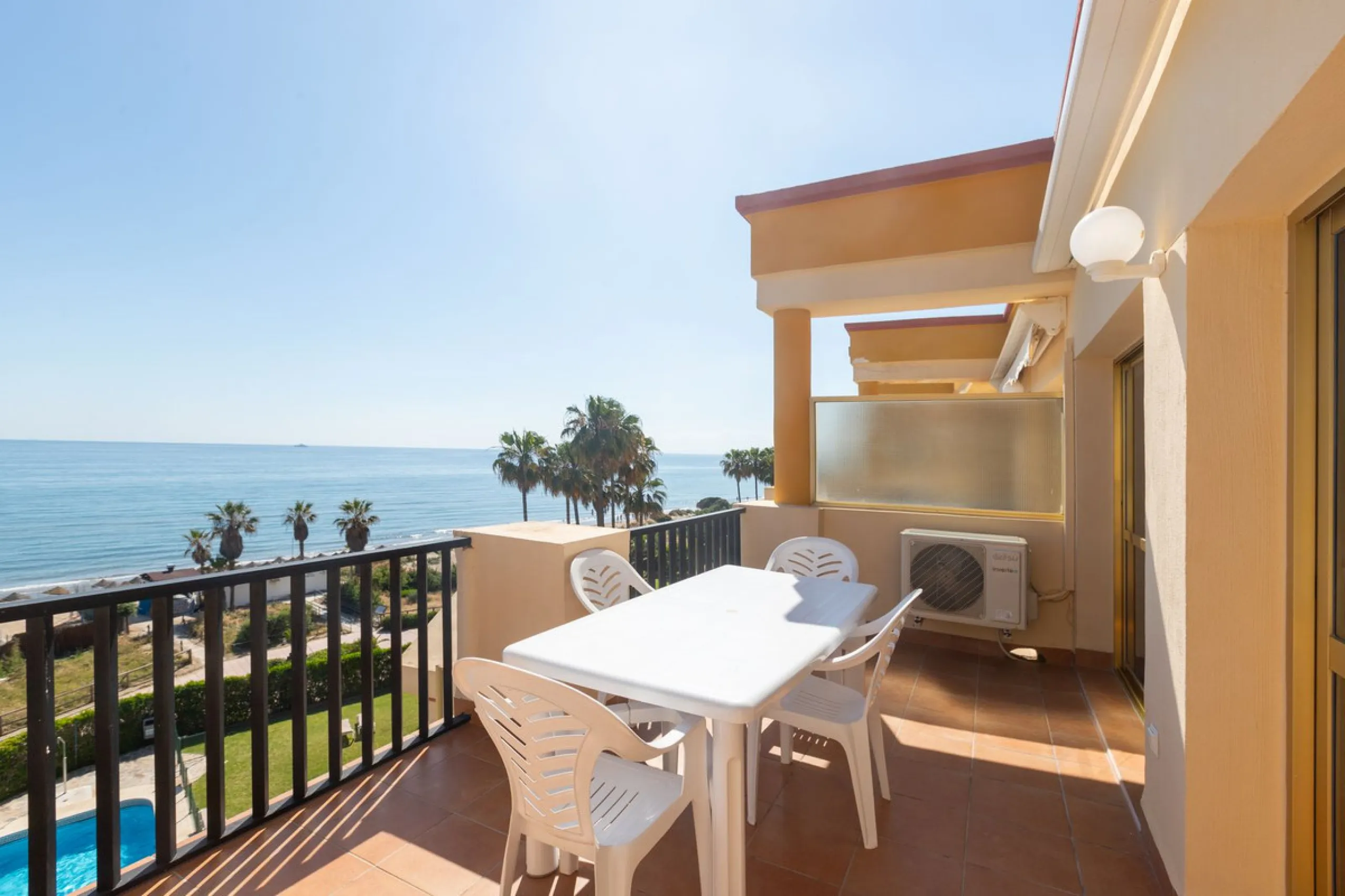 Spectacular beachfront penthouse with panoramic sea views.Two bedrooms, two bathrooms, and a living room, all opening onto a terrace with wonderful, endless sea views. The fully equipped kitchen is integrated into the living room. It has an elevator that 