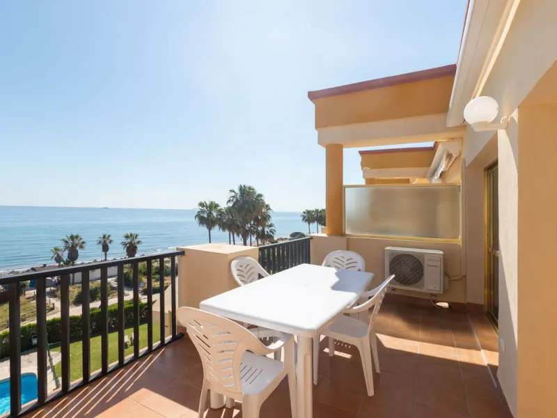 Spectacular beachfront penthouse with panoramic sea views.Two bedrooms, two bathrooms, and a living room, all opening onto a terrace with wonderful, endless sea views. The fully equipped kitchen is integrated into the living room. It has an elevator that 