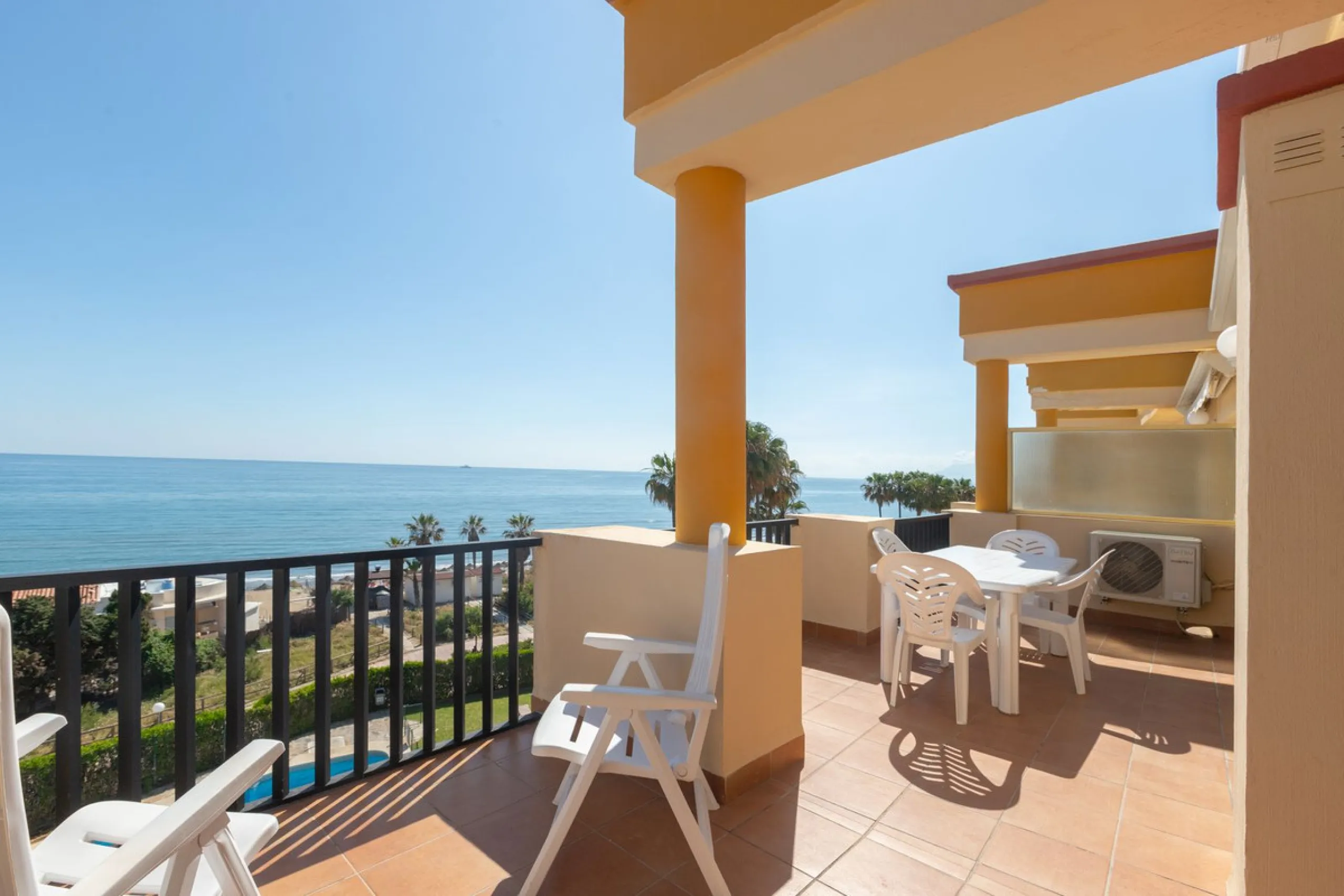 Spectacular beachfront penthouse with panoramic sea views.Two bedrooms, two bathrooms, and a living room, all opening onto a terrace with wonderful, endless sea views. The fully equipped kitchen is integrated into the living room. It has an elevator that 