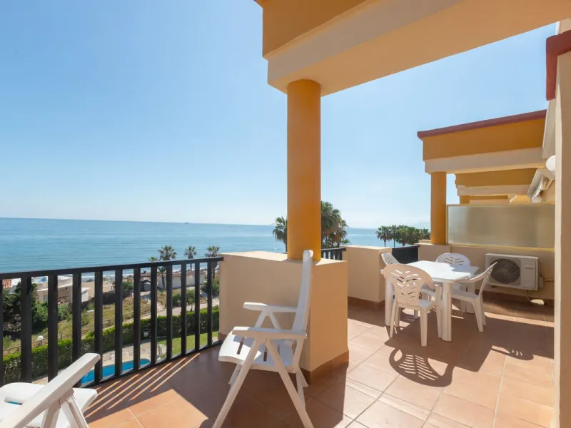 Spectacular beachfront penthouse with panoramic sea views.Two bedrooms, two bathrooms, and a living room, all opening onto a terrace with wonderful, endless sea views. The fully equipped kitchen is integrated into the living room. It has an elevator that 