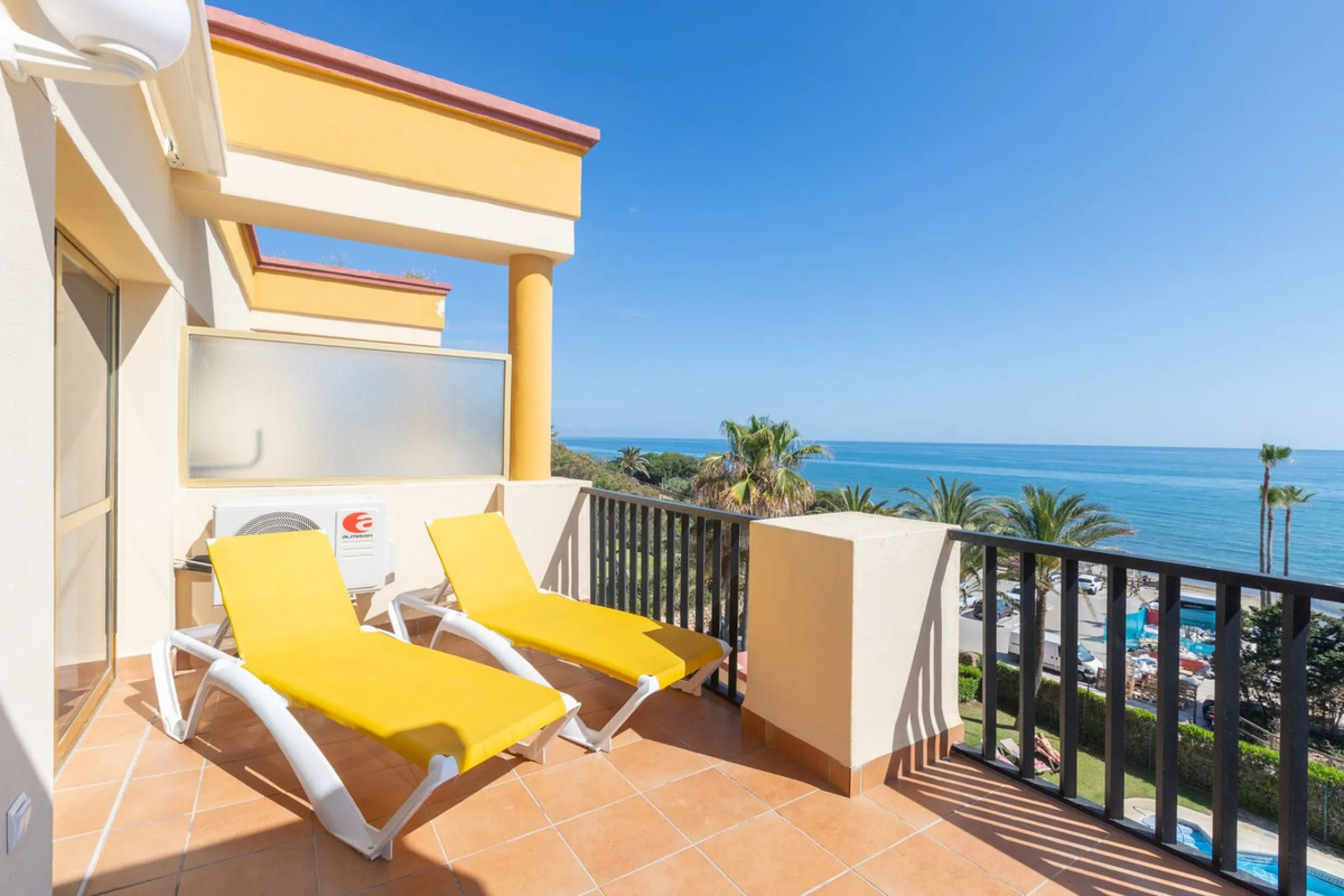 Spectacular beachfront penthouse with panoramic sea views.Two bedrooms, two bathrooms, and a living room, all opening onto a terrace with wonderful, endless sea views. The fully equipped kitchen is integrated into the living room. It has an elevator that 