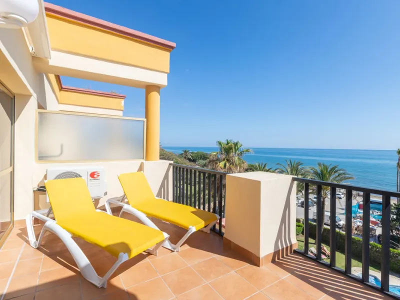 Spectacular beachfront penthouse with panoramic sea views.Two bedrooms, two bathrooms, and a living room, all opening onto a terrace with wonderful, endless sea views. The fully equipped kitchen is integrated into the living room. It has an elevator that 