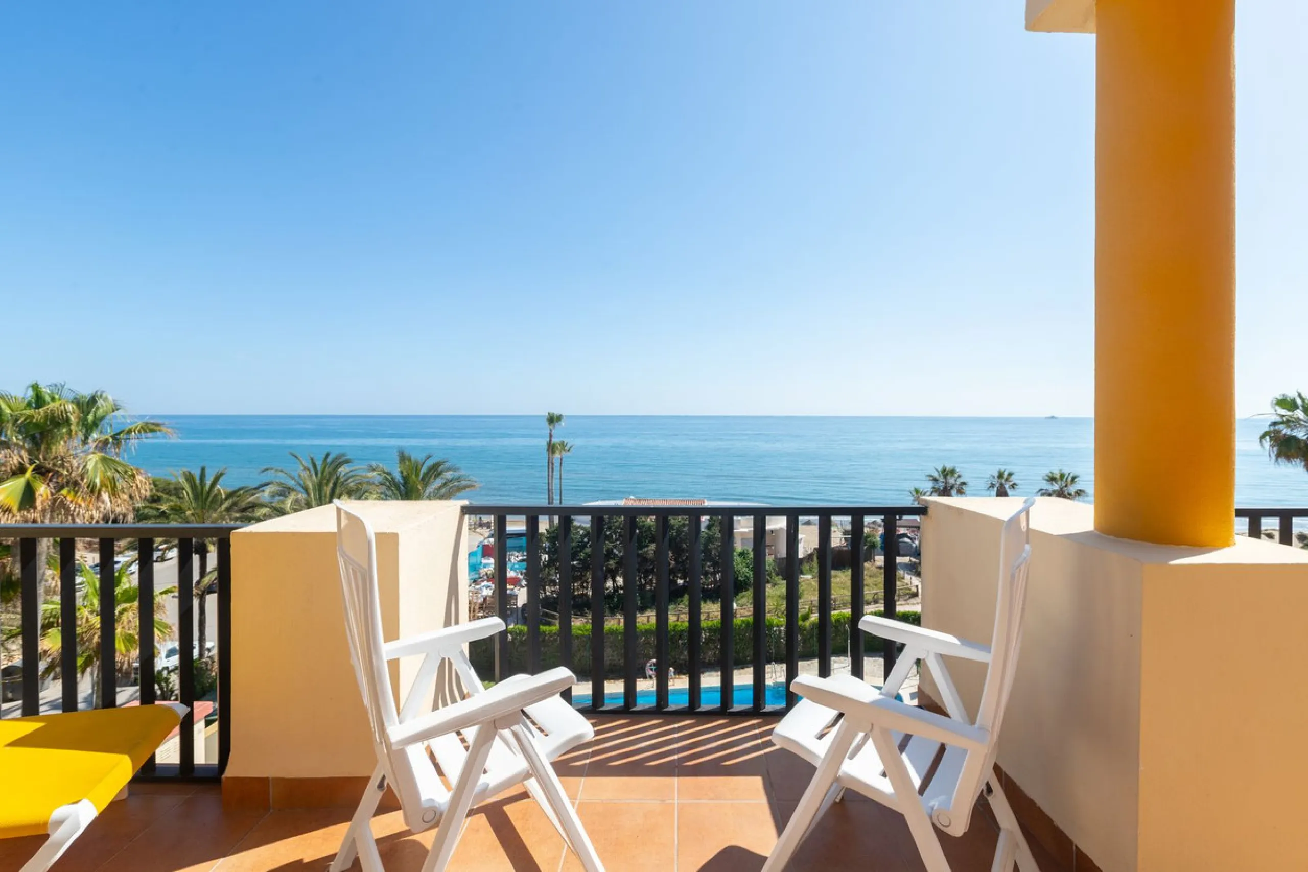 Spectacular beachfront penthouse with panoramic sea views.Two bedrooms, two bathrooms, and a living room, all opening onto a terrace with wonderful, endless sea views. The fully equipped kitchen is integrated into the living room. It has an elevator that 