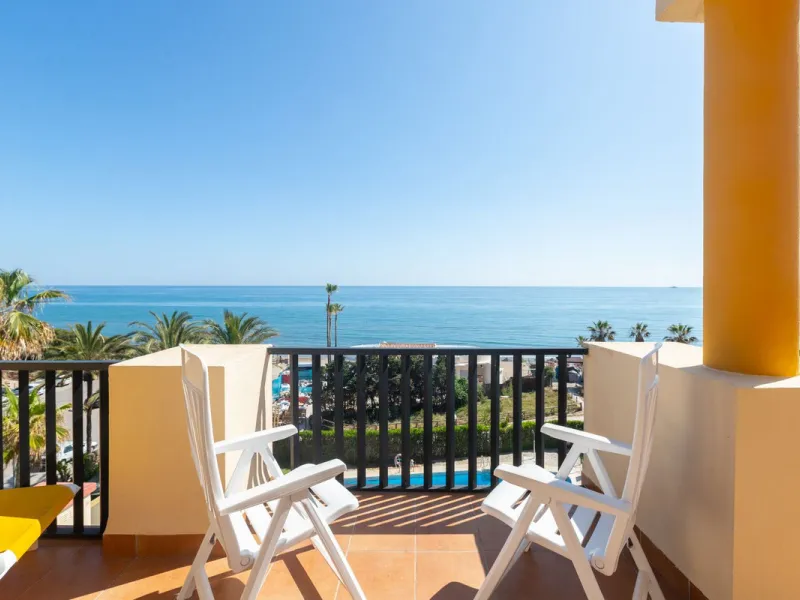 Spectacular beachfront penthouse with panoramic sea views.Two bedrooms, two bathrooms, and a living room, all opening onto a terrace with wonderful, endless sea views. The fully equipped kitchen is integrated into the living room. It has an elevator that 