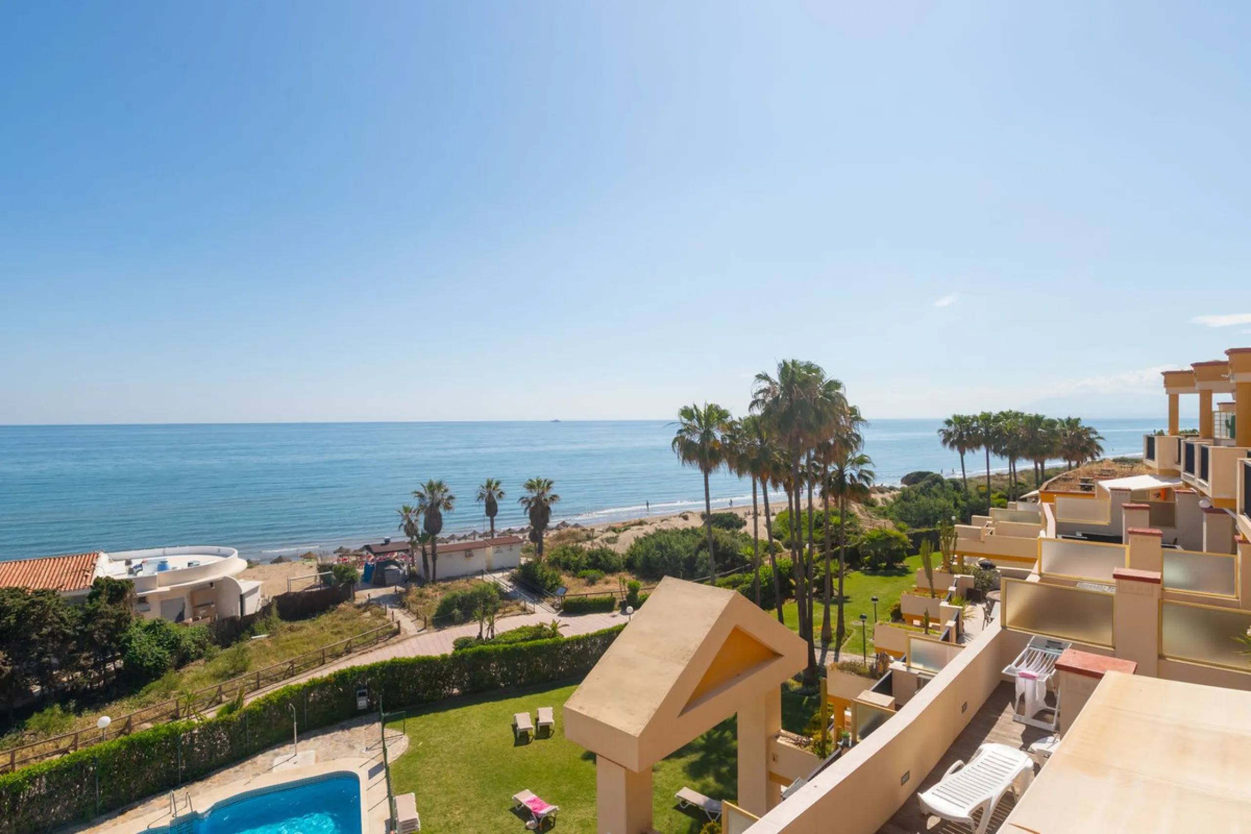 Spectacular beachfront penthouse with panoramic sea views.Two bedrooms, two bathrooms, and a living room, all opening onto a terrace with wonderful, endless sea views. The fully equipped kitchen is integrated into the living room. It has an elevator that 
