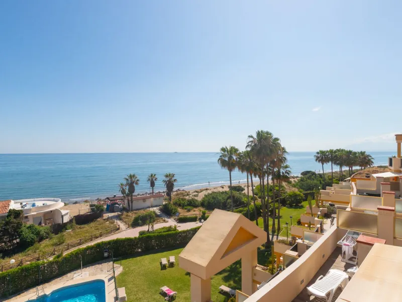 Spectacular beachfront penthouse with panoramic sea views.Two bedrooms, two bathrooms, and a living room, all opening onto a terrace with wonderful, endless sea views. The fully equipped kitchen is integrated into the living room. It has an elevator that 