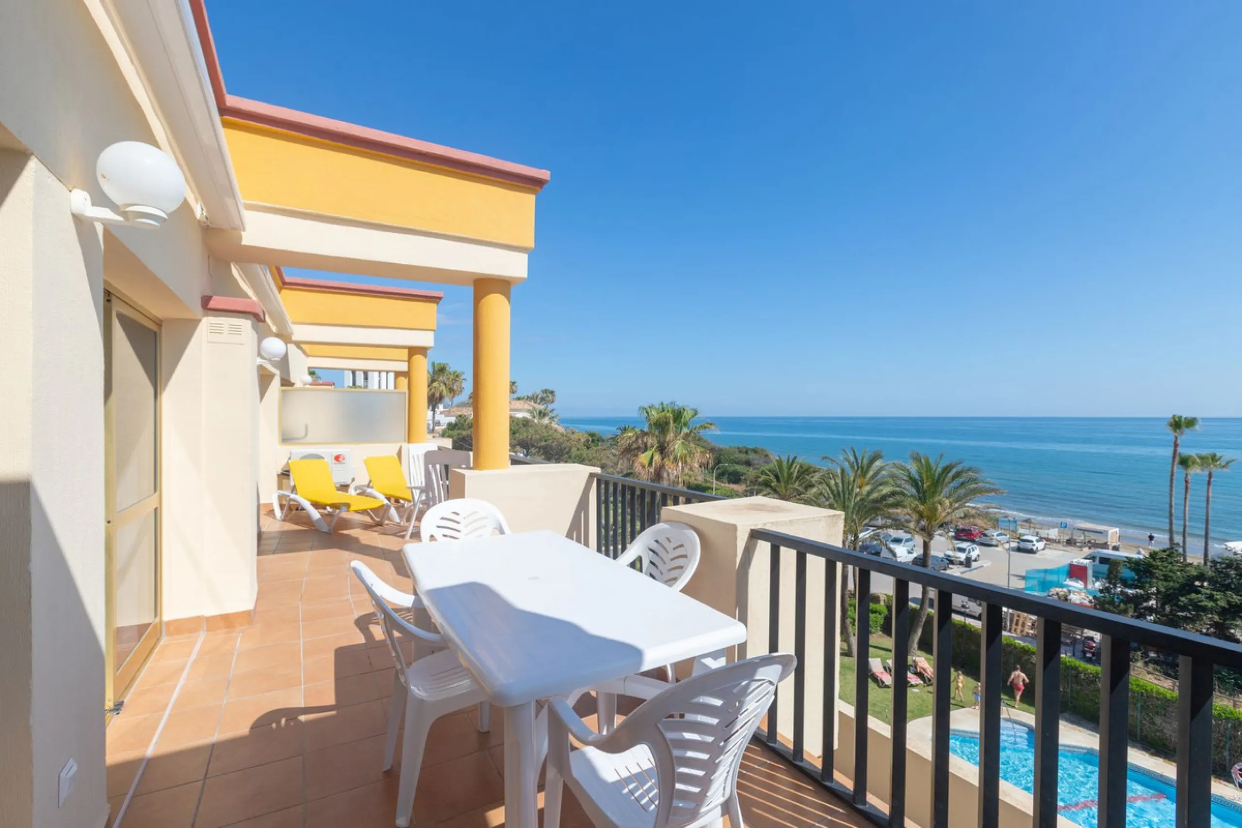 Spectacular beachfront penthouse with panoramic sea views.Two bedrooms, two bathrooms, and a living room, all opening onto a terrace with wonderful, endless sea views. The fully equipped kitchen is integrated into the living room. It has an elevator that 