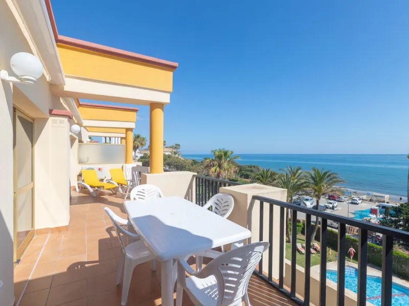 Spectacular beachfront penthouse with panoramic sea views.Two bedrooms, two bathrooms, and a living room, all opening onto a terrace with wonderful, endless sea views. The fully equipped kitchen is integrated into the living room. It has an elevator that 