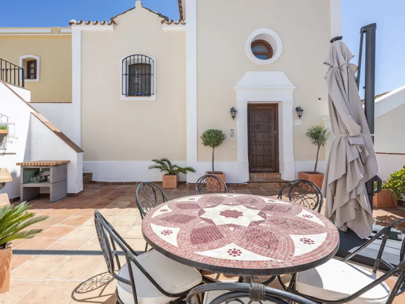 Set in the peaceful hills of Monte Mayor, this elegant four-bedroom townhouse offers a secure and scenic lifestyle just a short drive from the coast. Located in Benahavis, the property enjoys easy access to the A-7 coast road, putting Estepona and Guadalm