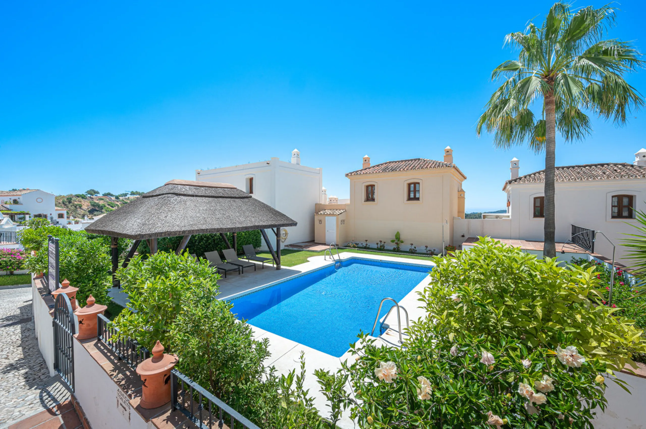 House - Townhouse в продаже в Benahavís, Málaga. В доме 4 спален и 4 ванных комнат. Площадь дома 227 м². Площадь участка 40 м²